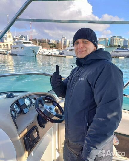 Каютный катер-буксировщик с прицепом