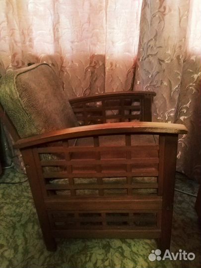 Кресло деревянное