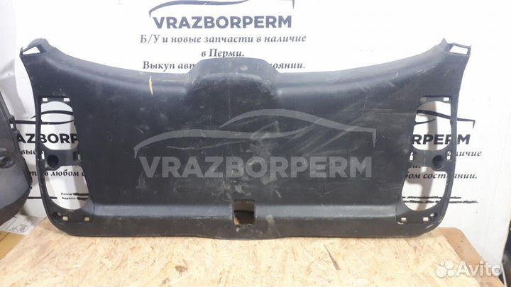 Обшивка двери багажника Toyota Highlander