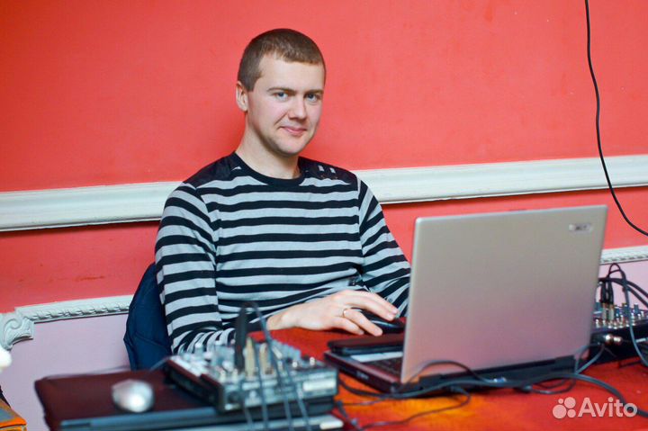 Диджей с оборудованием Dj Звукооператор
