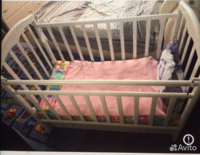 Детская кроватка с маятником