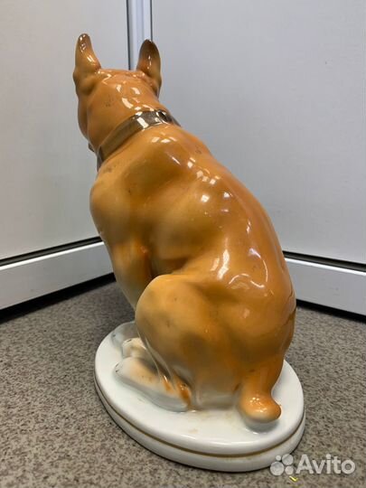 Фарфоровая статуэтка 