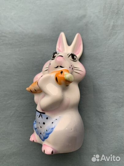 Сувенир Зайчик с морковкой