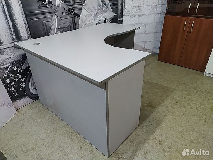 Стол эргономичный б/у 140х120х75 левый (кромка сер