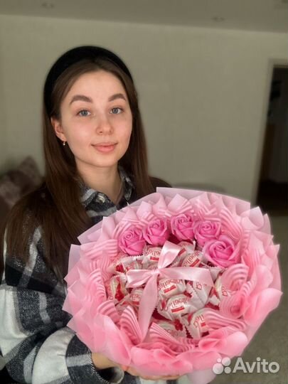 Съедобный Букет для дам из Raffaello и мыльных роз