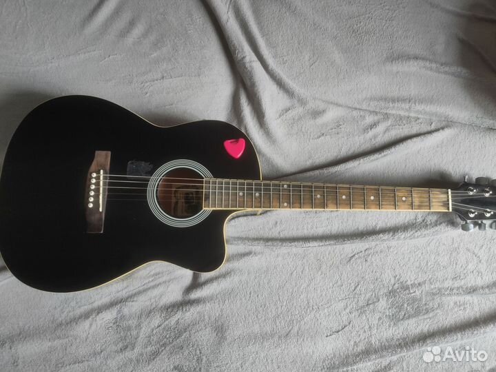 Акустическая гитара со звукоснимателем и стойкой