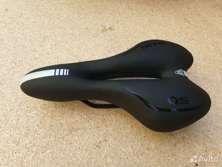 Седло черно-серое с анатомич. отверстием и сеткой