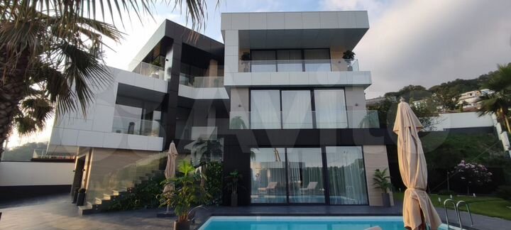 Дом 780 м² на участке 9 сот.