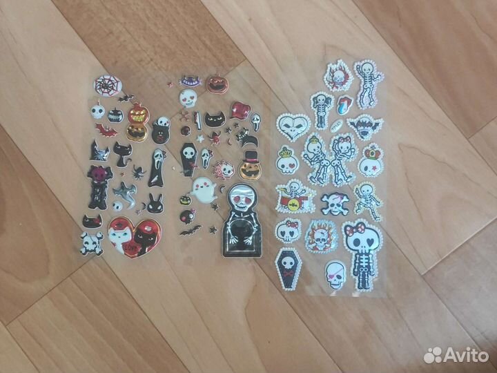 Наклейки объёмные с черепами