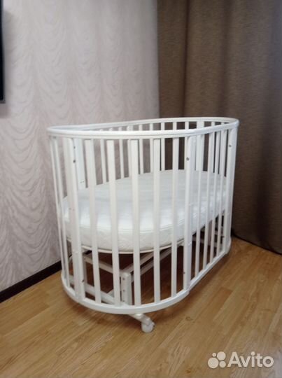 Детская кроватка овальная с маятником