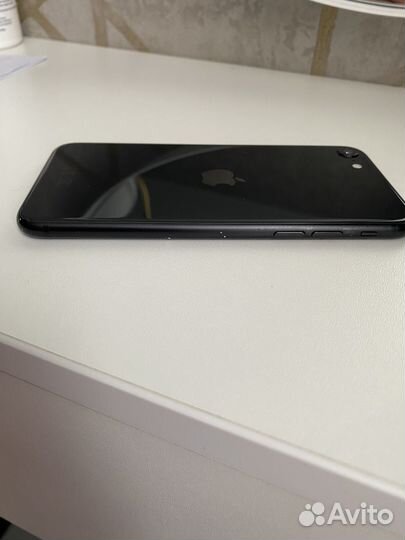 iPhone SE, 64 ГБ