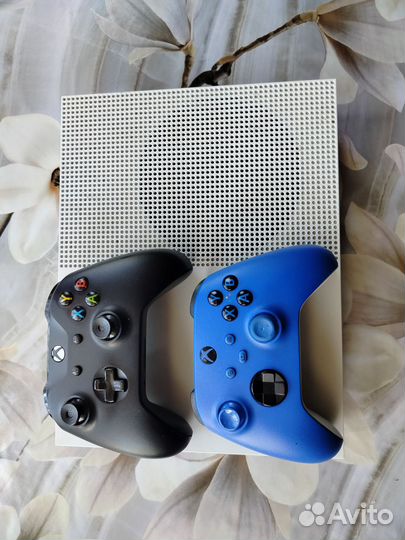 Xbox One s 2 геймпада 1tb