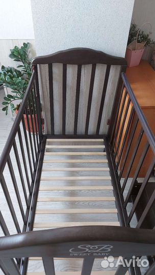 Детская кроватка с маятником и ящиком