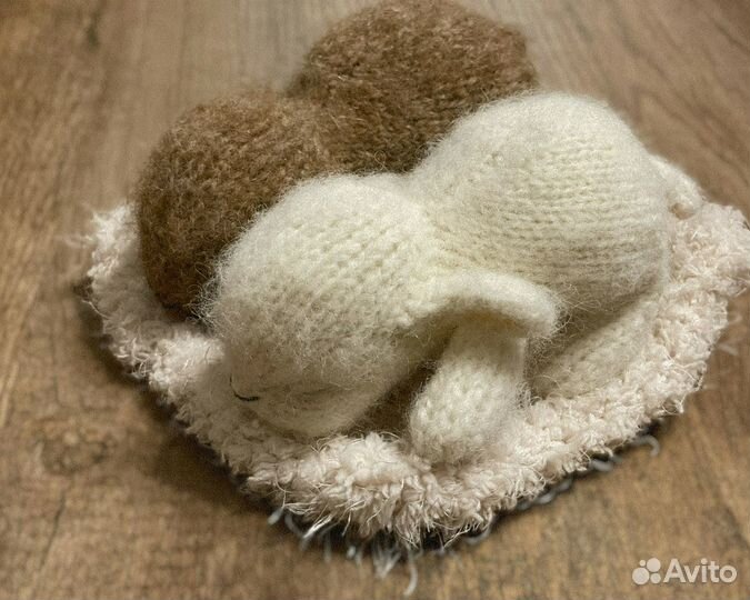 Вязаный зайчик спящий