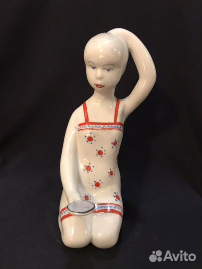 Девушка с зеркалом.Сысерть.Фарфоровая статуэтка