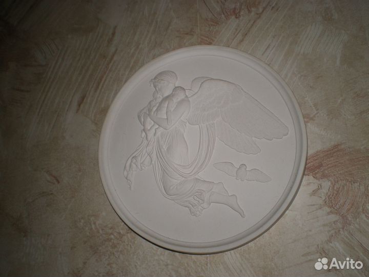 Настенное гипсовое панно- галантная сцена