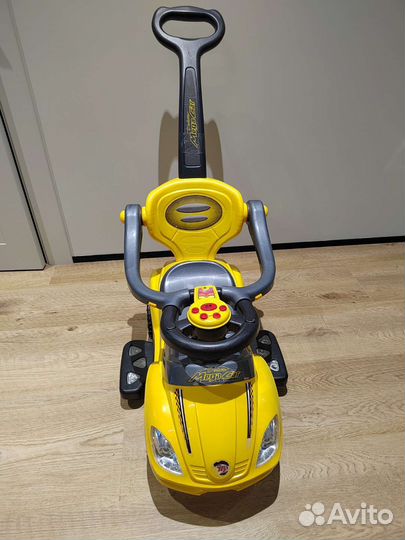 Машинка толокар с ручкой