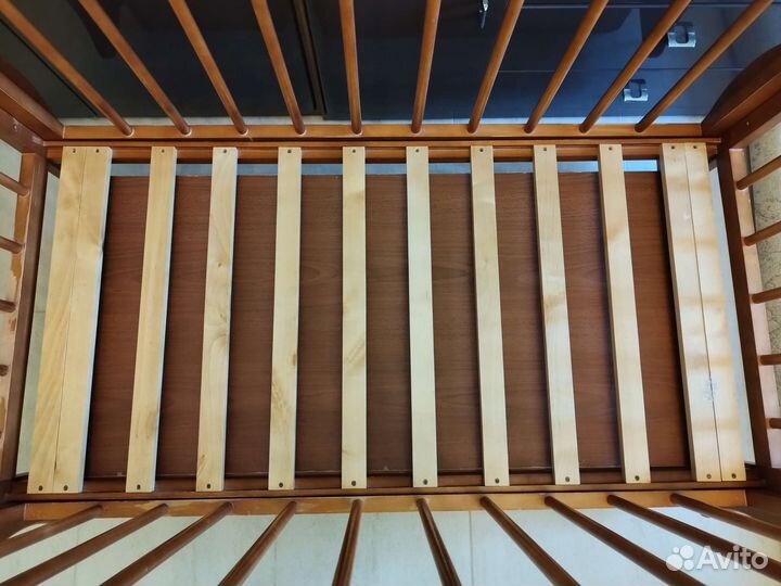 Детская кроватка с маятником и ящиком