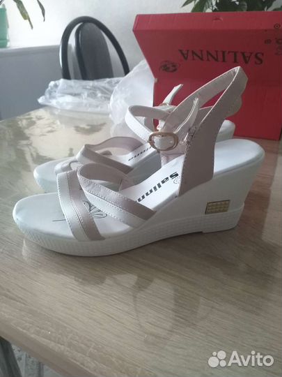 Босоножки женские