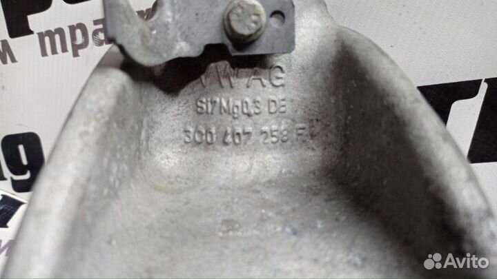 Кулак поворотный передний правый Volkswagen Passat