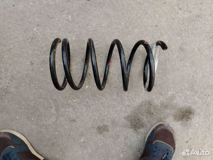 Пружина передняя