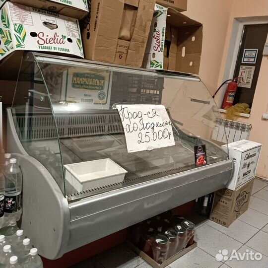 Деревянные стелажи, полки