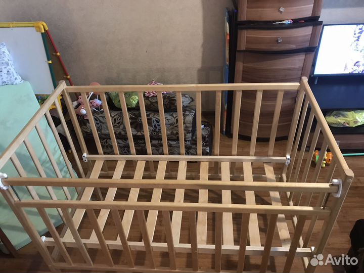 Детская кроватка на колесиках