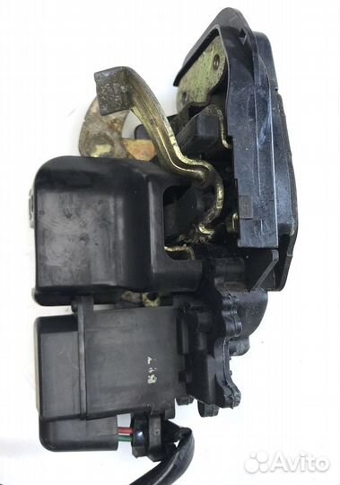 Замок двери левый задний Мазда 626 1995г 1.8л