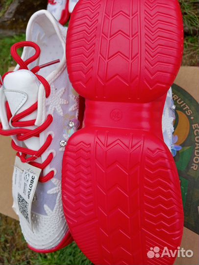 Кроссовки женские