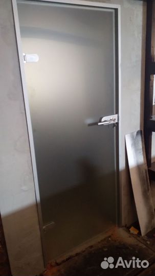 Стеклянная дверь