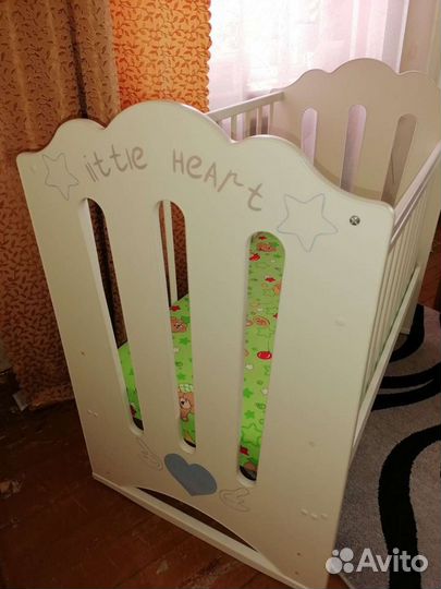 Детская кроватка с маятником