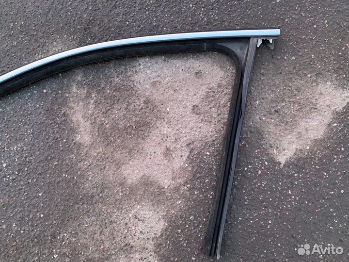 Направляющая стекла двери передней левой Touareg 2