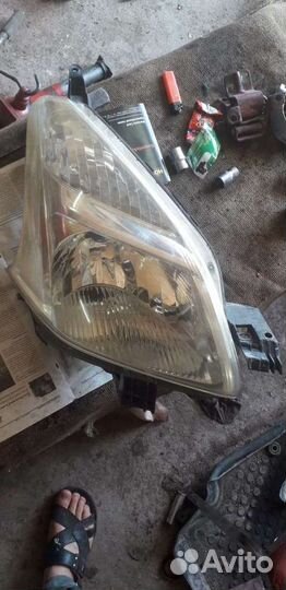 Правая фара на Toyota Ractis