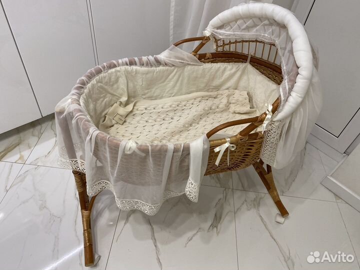 Плетеная люлька-качалка на колесиках