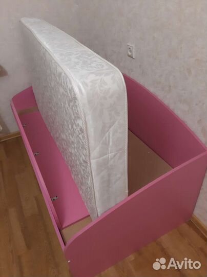 Кровать детская с бортиком и матрацем