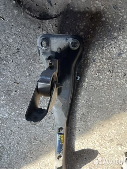 Лыжа балка подмоторнач Nissan Bluebird Sylphy