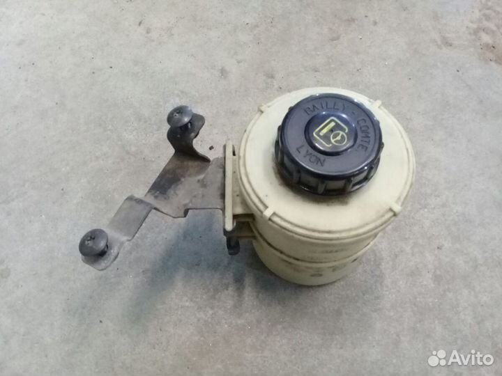 Бачок гура Nissan Almera G 15