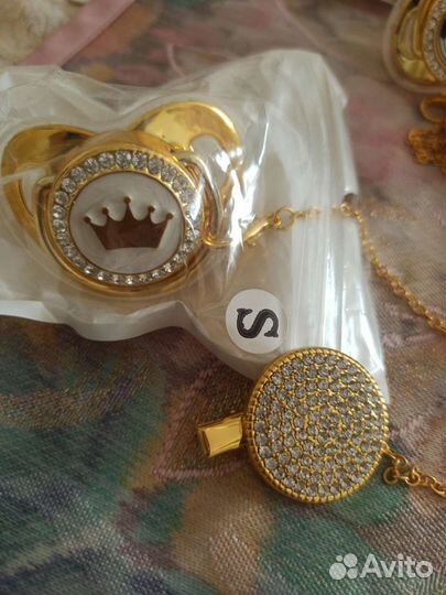 Пустышка золотая с цепочкой и зажимом