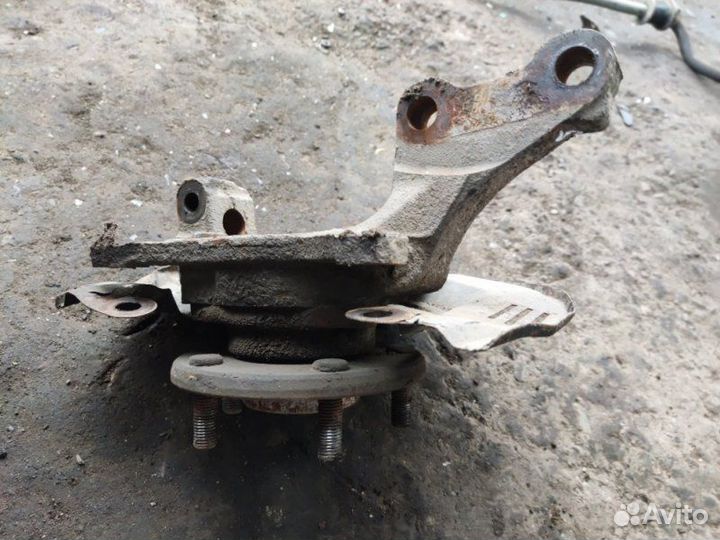 Кулак поворотный передний левый Mitsubishi Galant