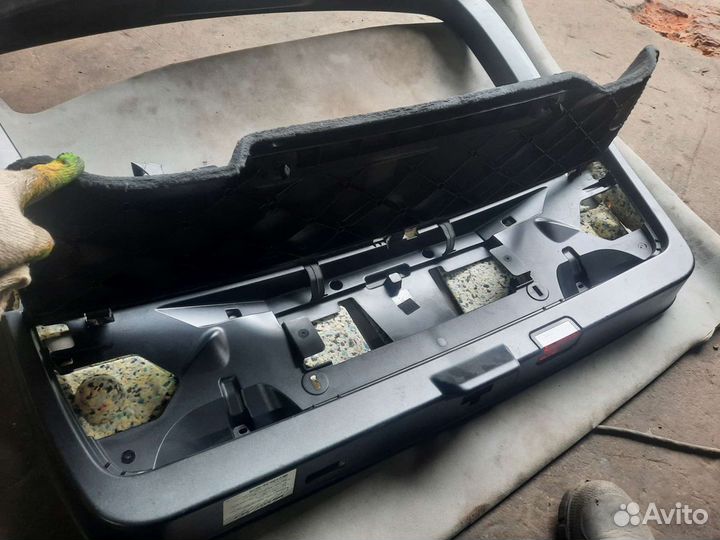 Пластик крышки багажника бмв F11 ф11