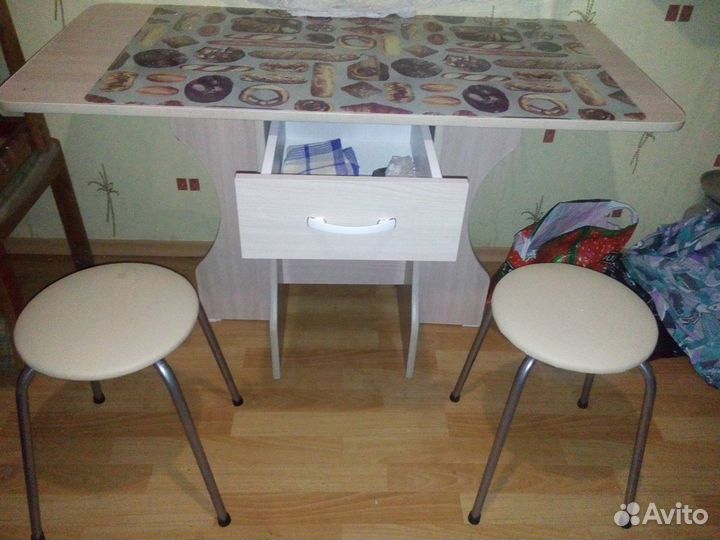 Стол со стульями