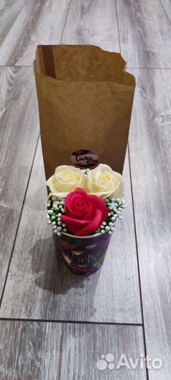 Розы пенные в стакане бумажном