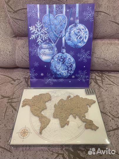 Карта Мира из пробки за стеклом