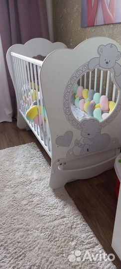 Кровать с матрасом и маятником