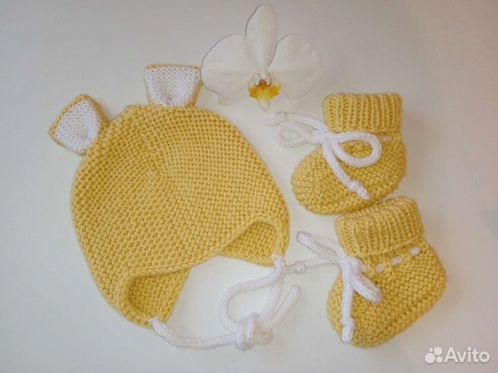 Вязаный комплект. Шапочка и пинетки