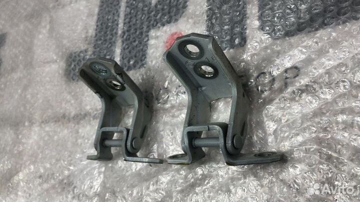 Петля двери передняя правая Infiniti M37 Y51