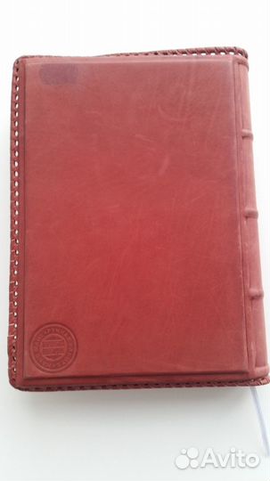 Блокнот в кожаной обложке иллюстрирован