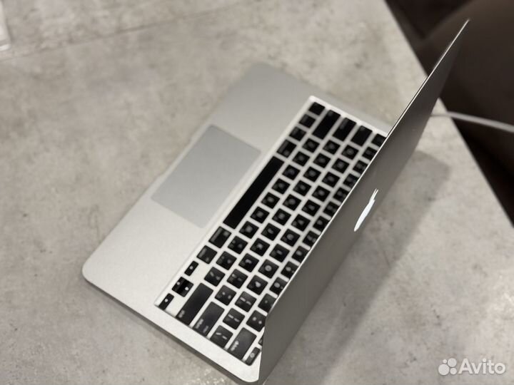 Apple macbook air 11 2010г