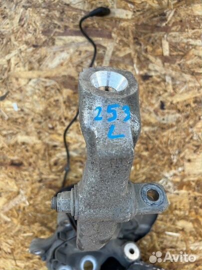 Кулак поворотный передний Mercedes Glс W253