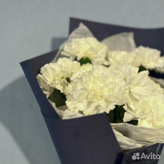 Букет цветов «Любовь и голуби» белые гвоздики 9 шт